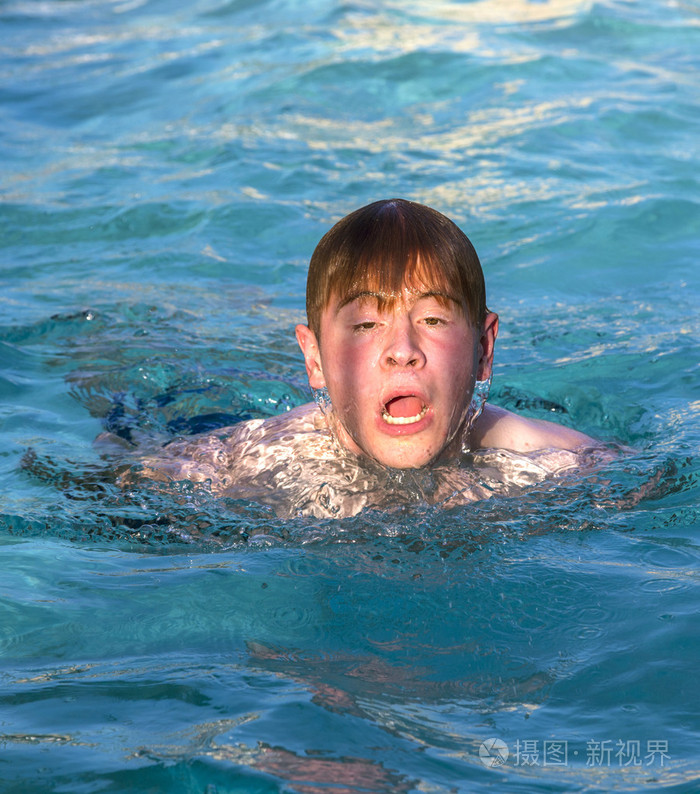 男孩喜欢在游泳池游泳照片-正版商用图片1cyjc0-摄图新视界