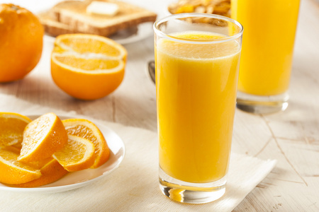 新鲜有机橙果汁饮料