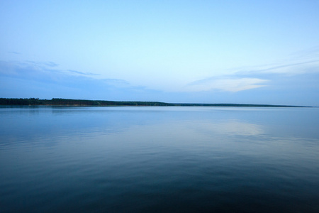多云的天空的蓝色湖泊