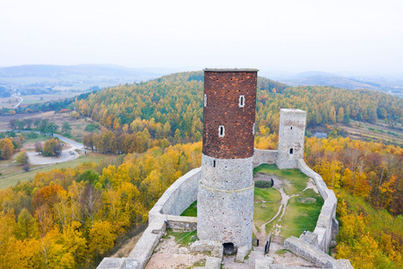 亨齐内，波兰的中世纪城堡