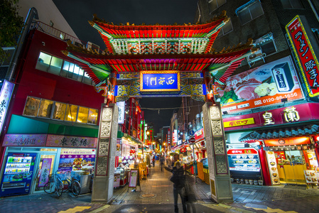 唐人街,澳大利亚母亲和儿子走在街上的葡萄牙风格的罗姆人在普吉岛镇