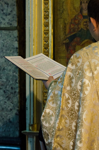 一名东正教的牧师祈祷