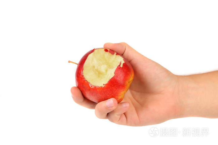 只手拿着被咬的红苹果