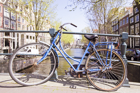荷兰阿姆斯特丹一座桥上那辆旧自行车
