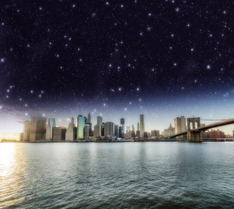 美妙的夜晚，在纽约城摩天大楼天上的星星