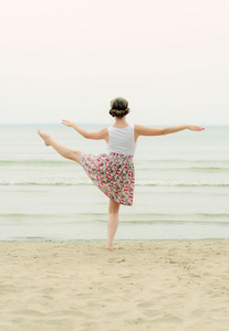 年轻女人在做舞蹈元素附近海
