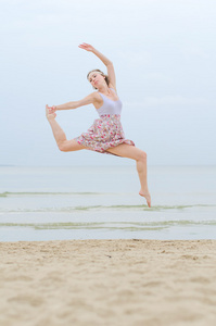 年轻女子跳海海岸