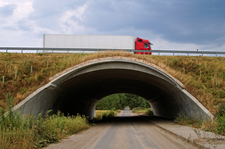 高速公路下混凝土地下通道照片