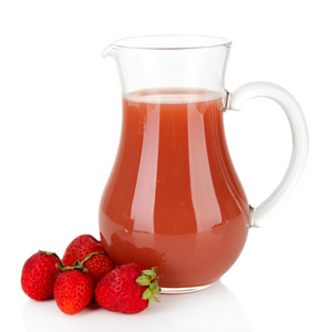 美味的草莓果汁上白色隔离