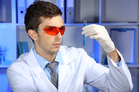 年轻的实验室里的科学家在实验室工作