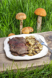 蘑菇烤的牛肉