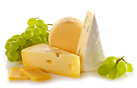 各种类型的白色背景上的奶酪