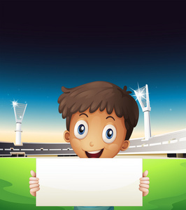 一个男孩在大球场举行空纸板