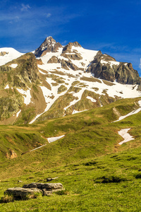 在阿尔卑斯山的顶峰