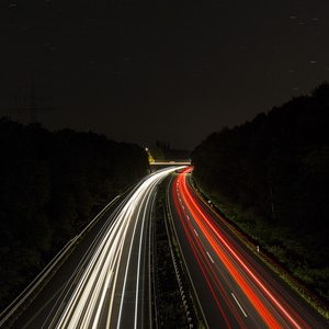 长时间曝光高速公路巡航车轻小道条纹光的速度公路节庆