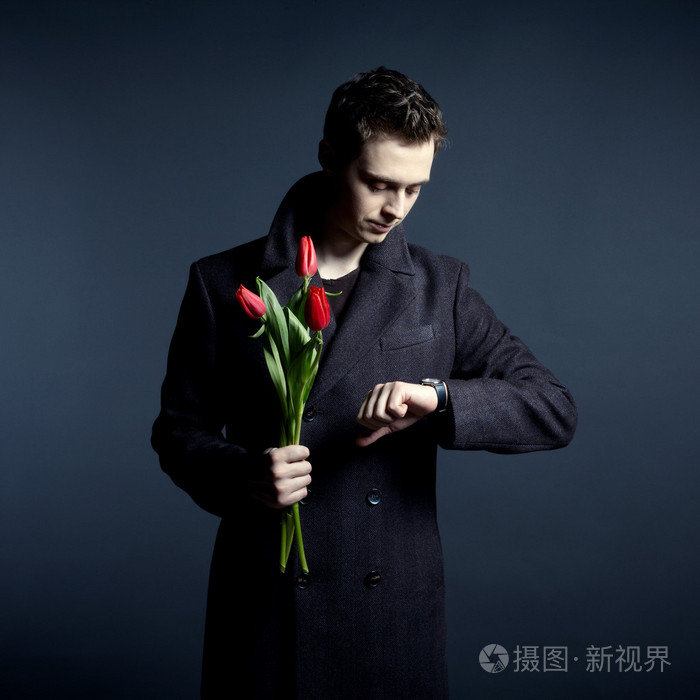 年轻英俊的男人用鲜花