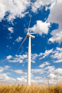 蓝蓝的天空上的风力发电机组图片