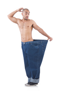 节食概念与超大牛仔裤的男人