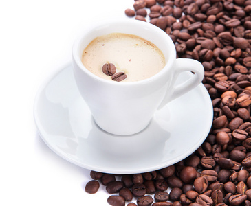 杯咖啡，咖啡豆，孤立在白色