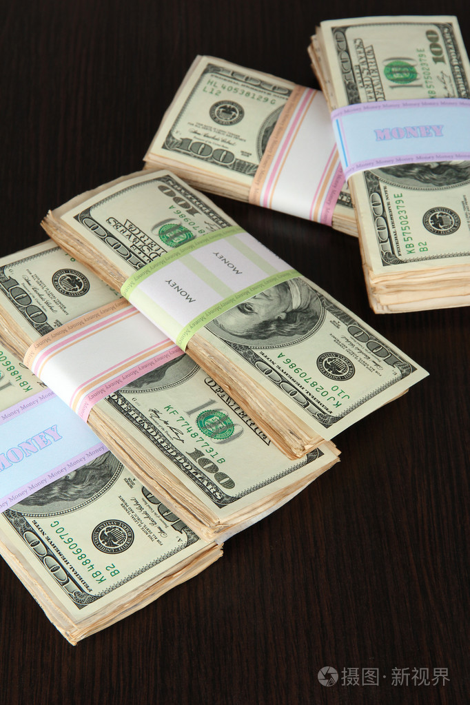 成堆的木桌上的钱
