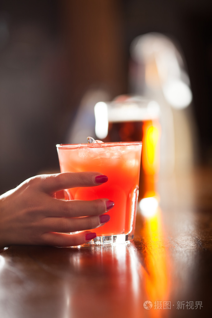 持有一种鸡尾酒的女人