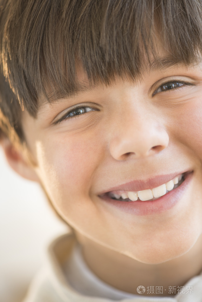 微笑的小男孩的特写