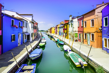 威尼斯地标 布拉诺岛运河 多彩的房子和小船