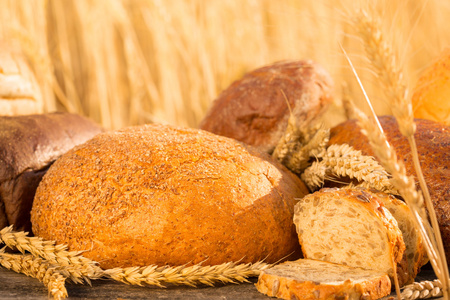 自制面包 小麦的木制表