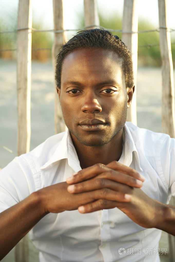 一个有吸引力的非洲裔美国人的肖像