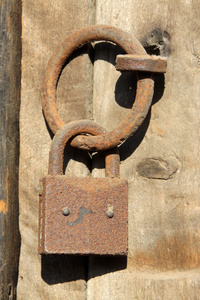 木制门上的锈锁