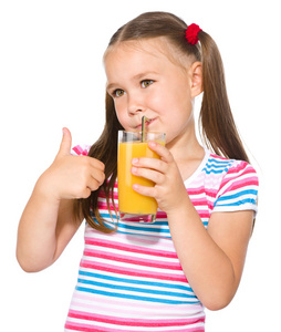 小女孩喝橙汁