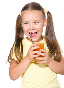 小女孩饮用胡萝卜汁