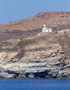 spathi 灯塔上陡峭的山坡，serifos 岛，cyclades，希腊