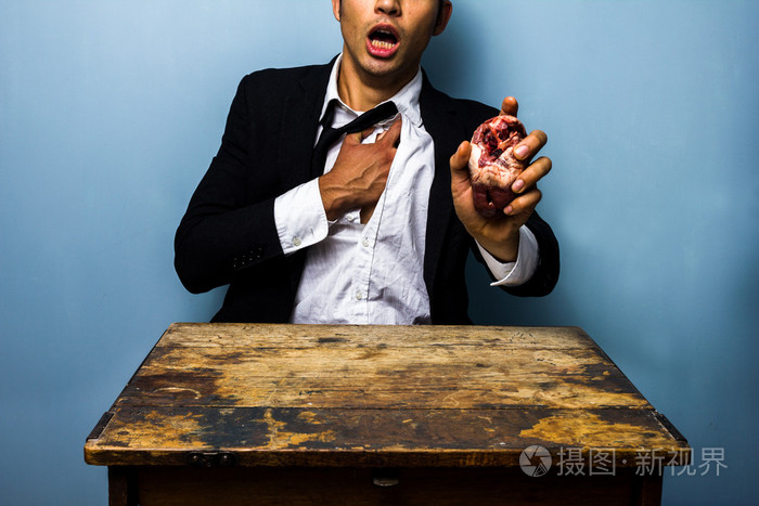 他手里握着一颗心的胸口痛的男人