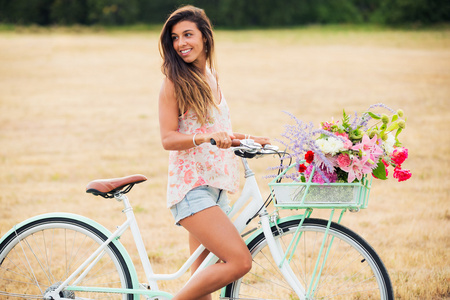 美丽的女孩骑着自行车