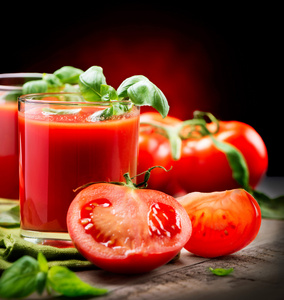 番茄汁和新鲜番茄罗勒木桌上配