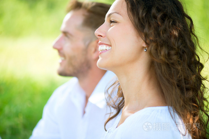 幸福微笑的夫妻轻松在一个公园.野餐