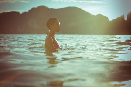 漂亮的女士在海中