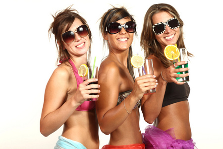 三个女孩在派对上室画像玩得开心