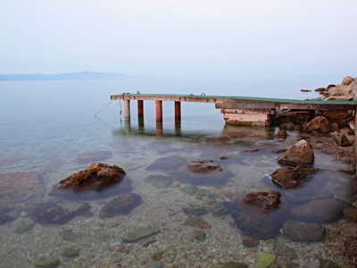 废弃混凝土码头内 sunrise.gentle 蓝色粉红颜色的天空，海中模糊波浪对水位