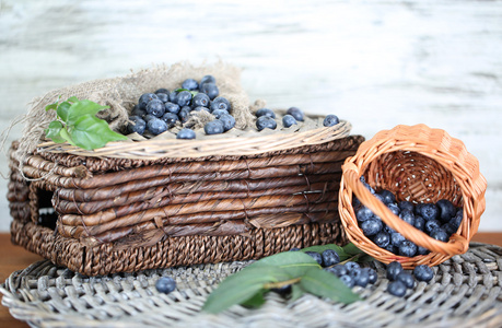 蓝莓木篮中和对上的柳条纸盒木制背景