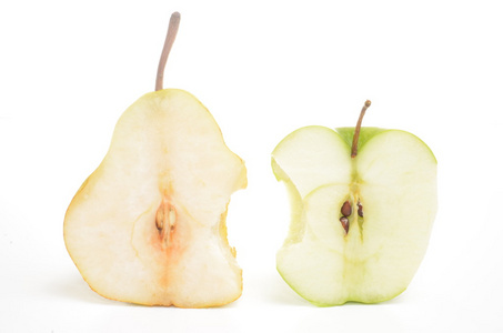 被咬的苹果和梨切成两半