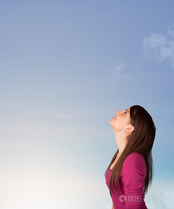 女孩看蓝蓝的天空copyspace