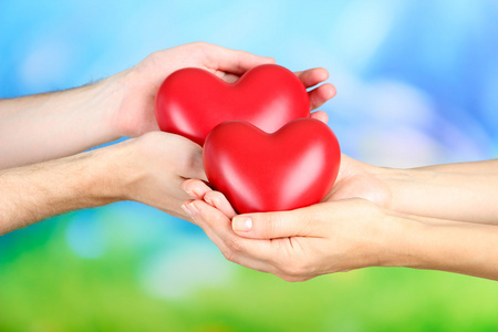 在人类手中的心图片