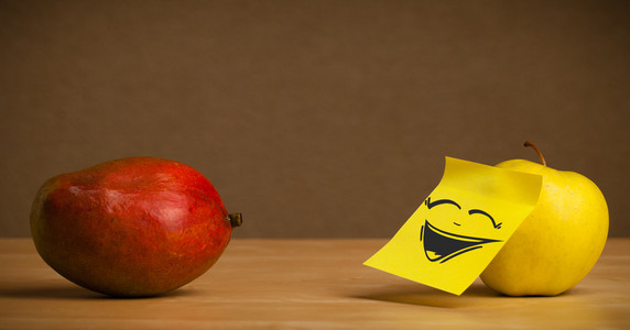 苹果与便笺上芒果笑