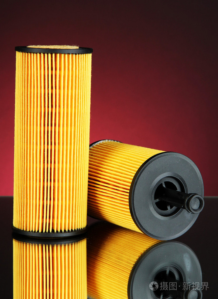 汽车机油滤清器在深色背景