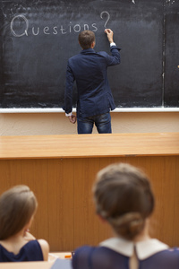 学生在黑板上写