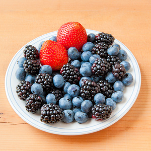 新鲜的夏季浆果草莓 蓝莓小板
