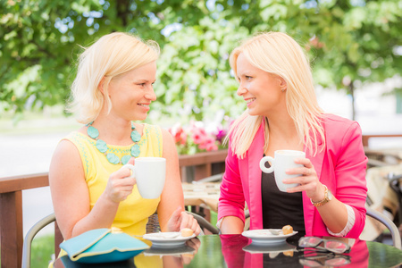 两个漂亮的女人喝咖啡酒吧