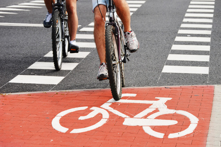 自行车道路标志和自行车车手
